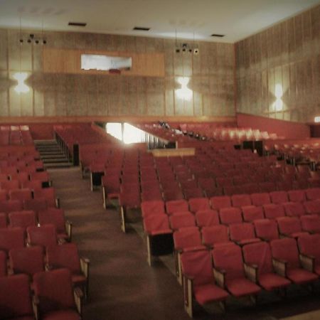 Backstage Theatre Room Цумеб Екстериор снимка