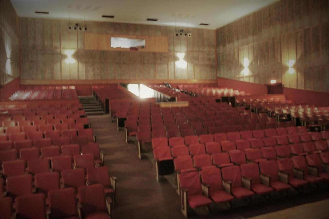 Backstage Theatre Room Цумеб Екстериор снимка